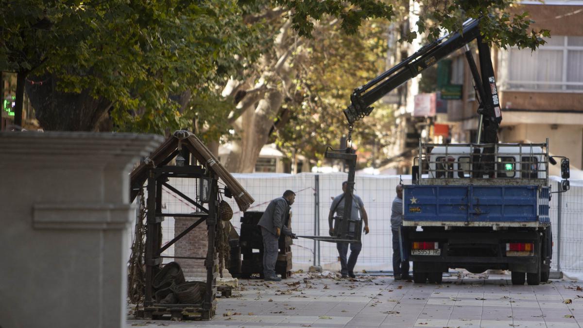 Trabajos del montaje del Belén monumental de Xàtiva, hace unos días.