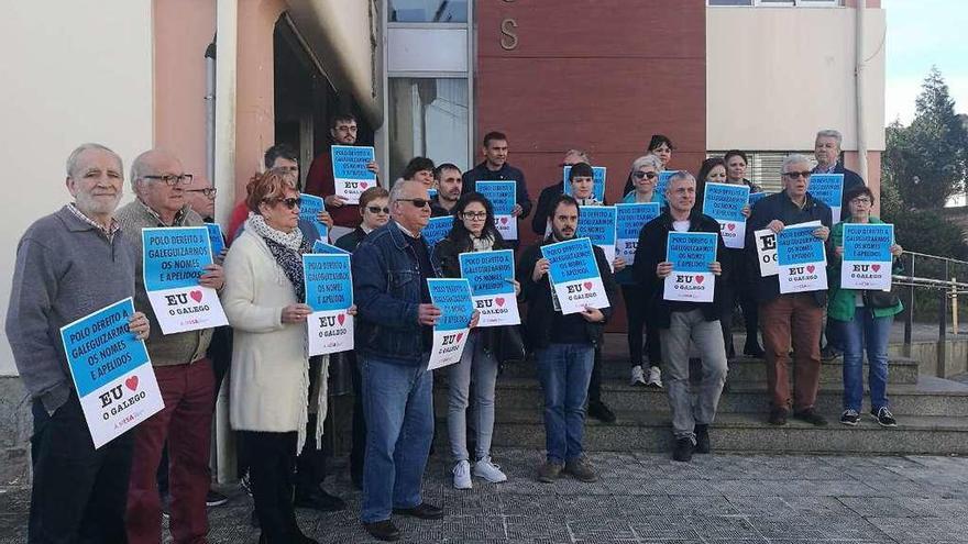 Participantes na mobilización que tivo lugar onte diante do xulgado de Corcubión.