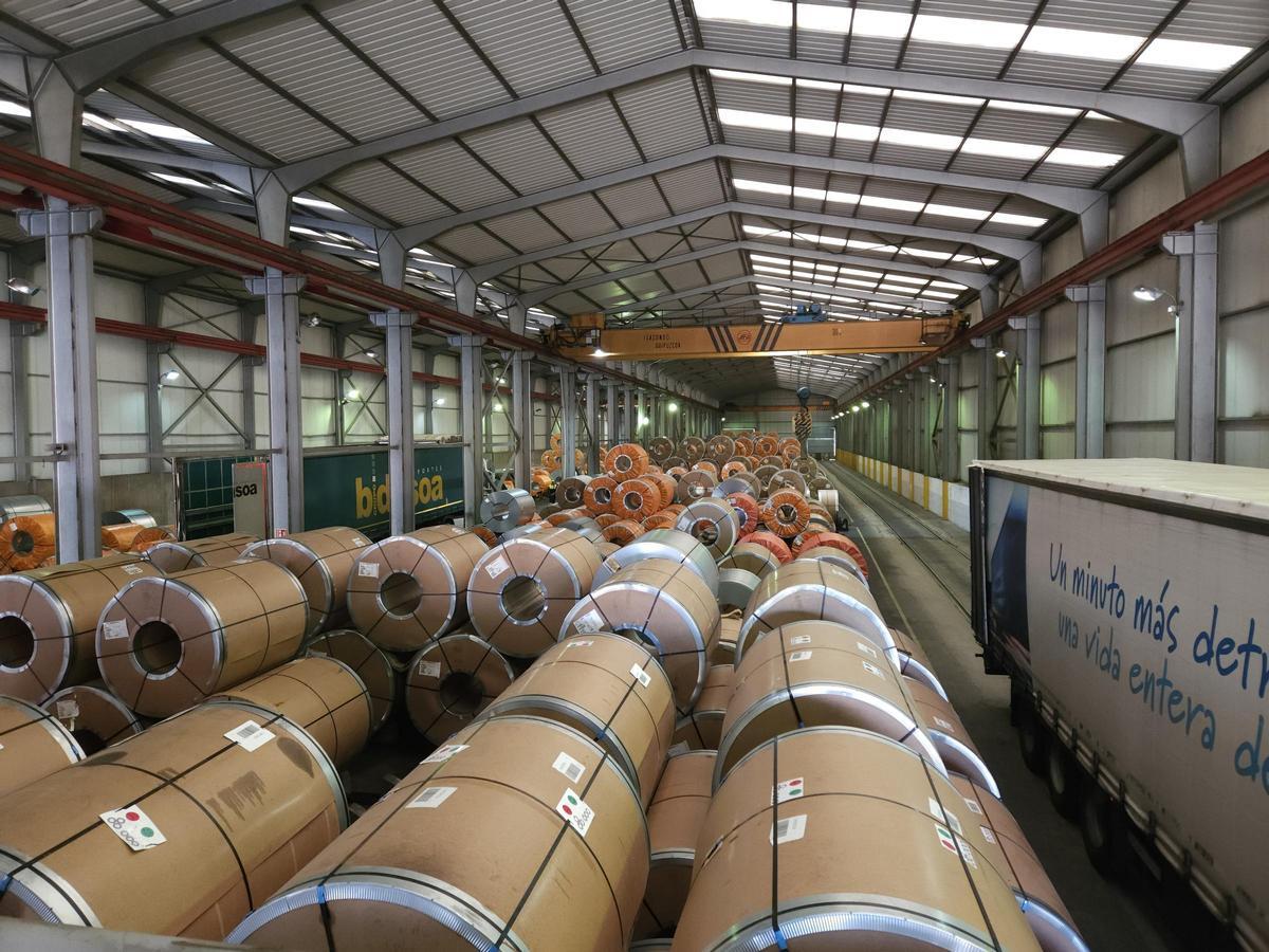 El interior de la nave de ArcelorMittal en Chapela.