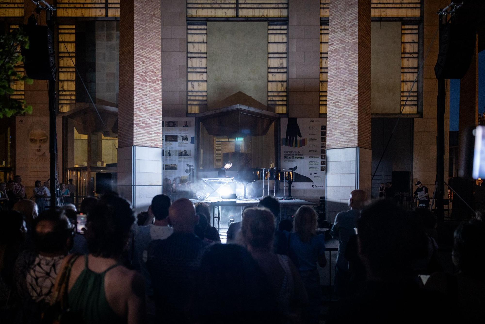 En imágenes | Espectáculo sonoro y visual al aire libre en el Auditorio de Zaragoza del pianista Francesco Tristano