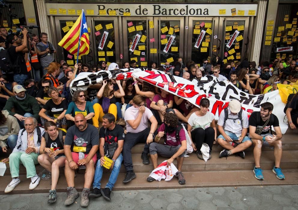 Milers de persones reivindiquen el mandat de l''1 d''octubre al centre de Barcelona