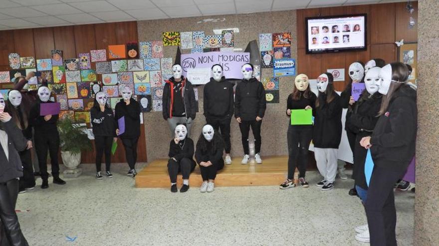 Alumnos de 4º de ESO de As Lagoas llevaron a cabo una performance con motivo del 25N. |   // F. CASANOVA