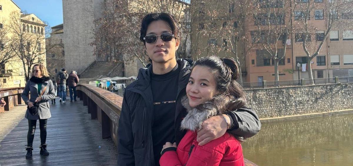 Elena i Eli, de Singapur, al pont de Sant Feliu