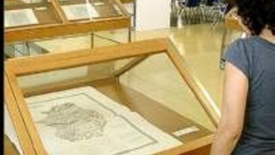 La biblioteca de extremadura muestra mapas y planos extremeños y lusos