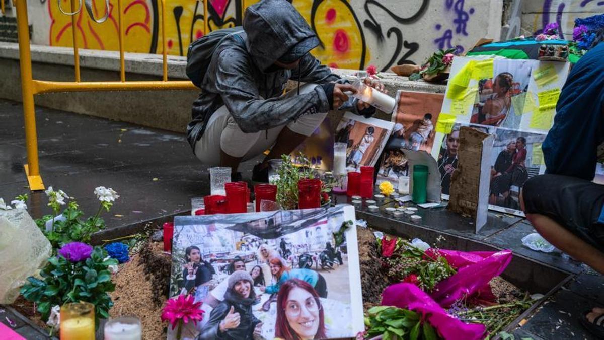 Smile enciende una de las velas apagadas en el 'altar' dedicado a Samira en el Raval.