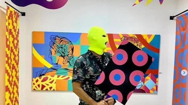 "Cent banderes, un sol fil" - in einem Workshop entstandene Flaggen verwandeln das Auditorium von Campos in eine bunte Farbwelt