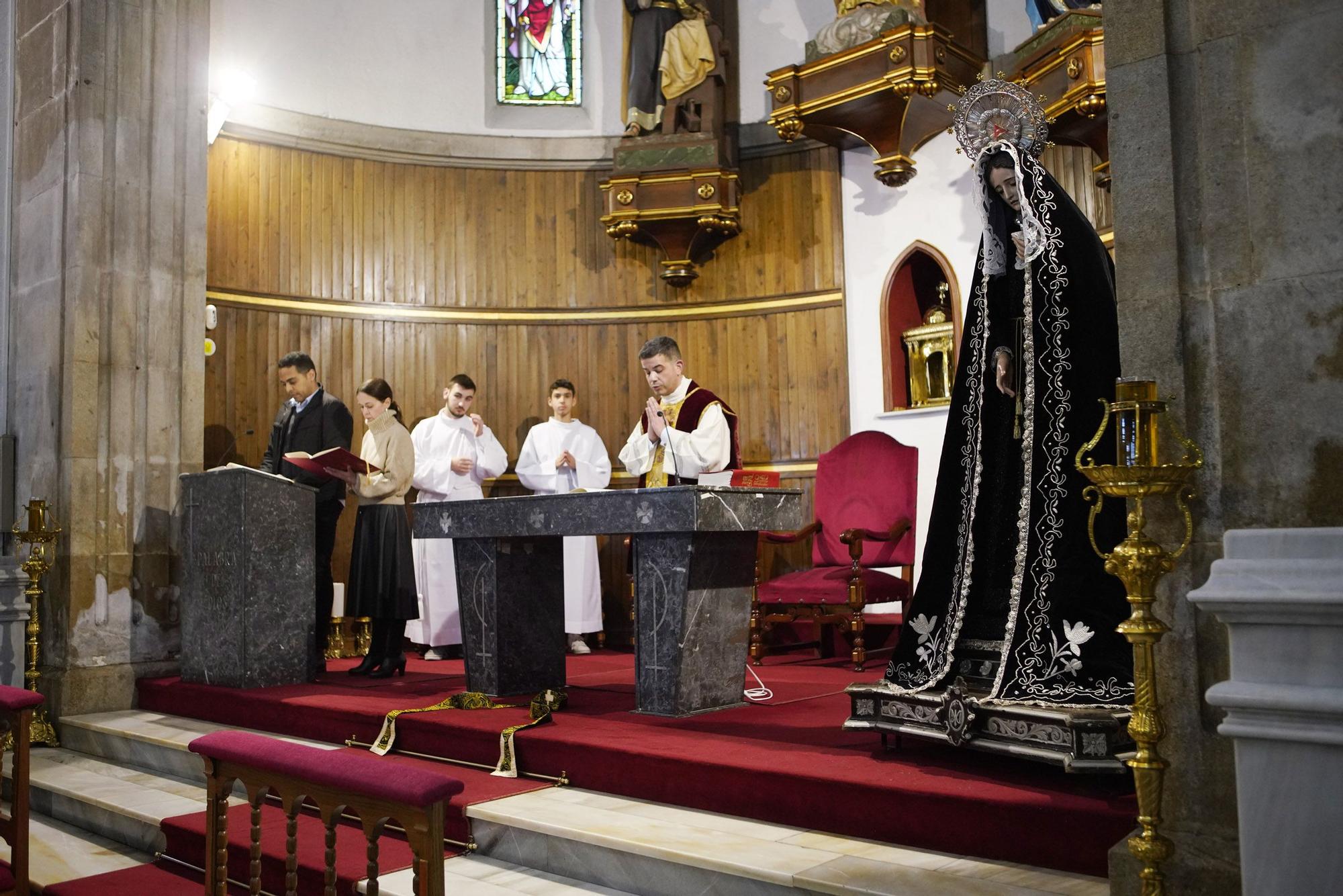 Oficios de Viernes Santo en la iglesia de Lalín.