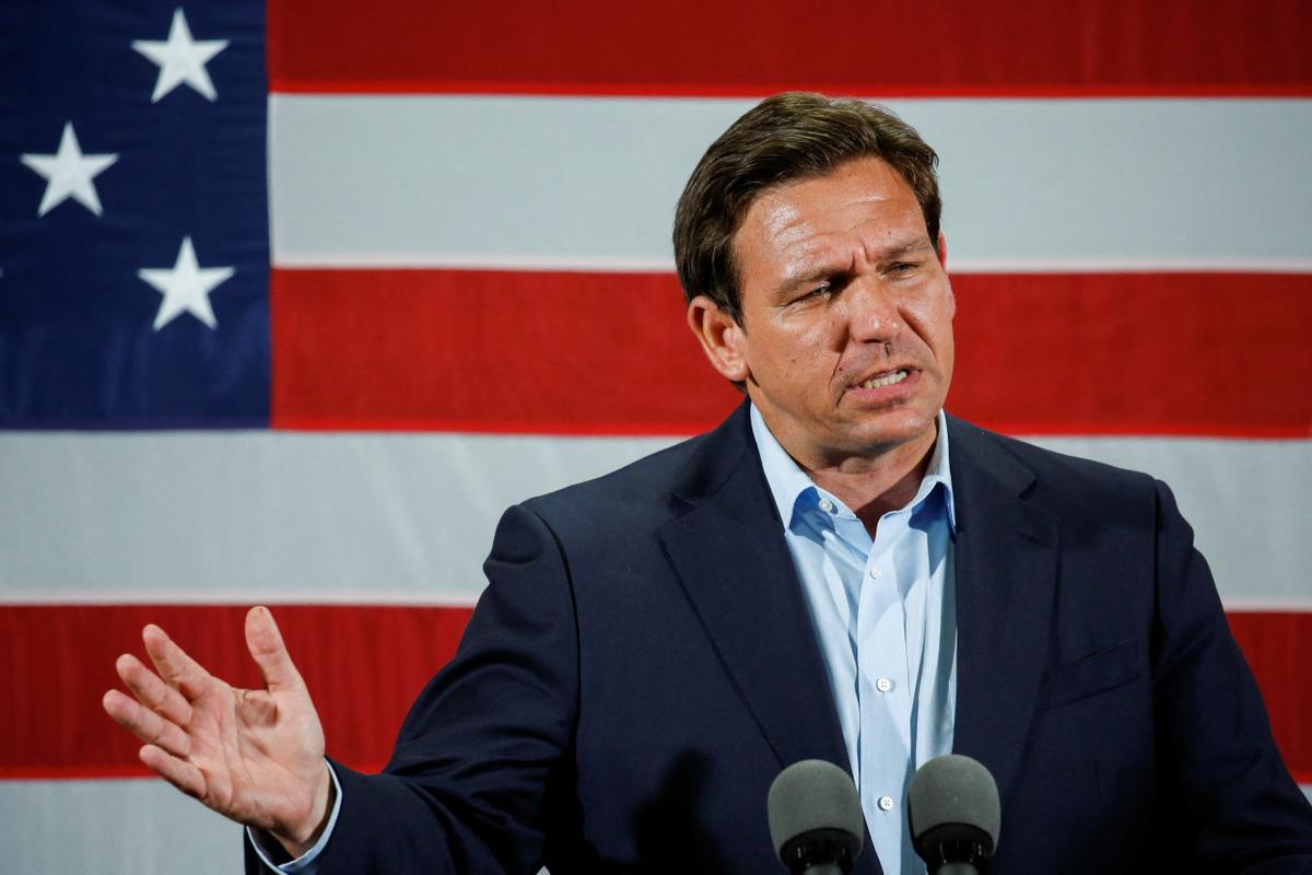 El gobernador de Florida, Ron DeSantis, habla durante un mitin electoral.