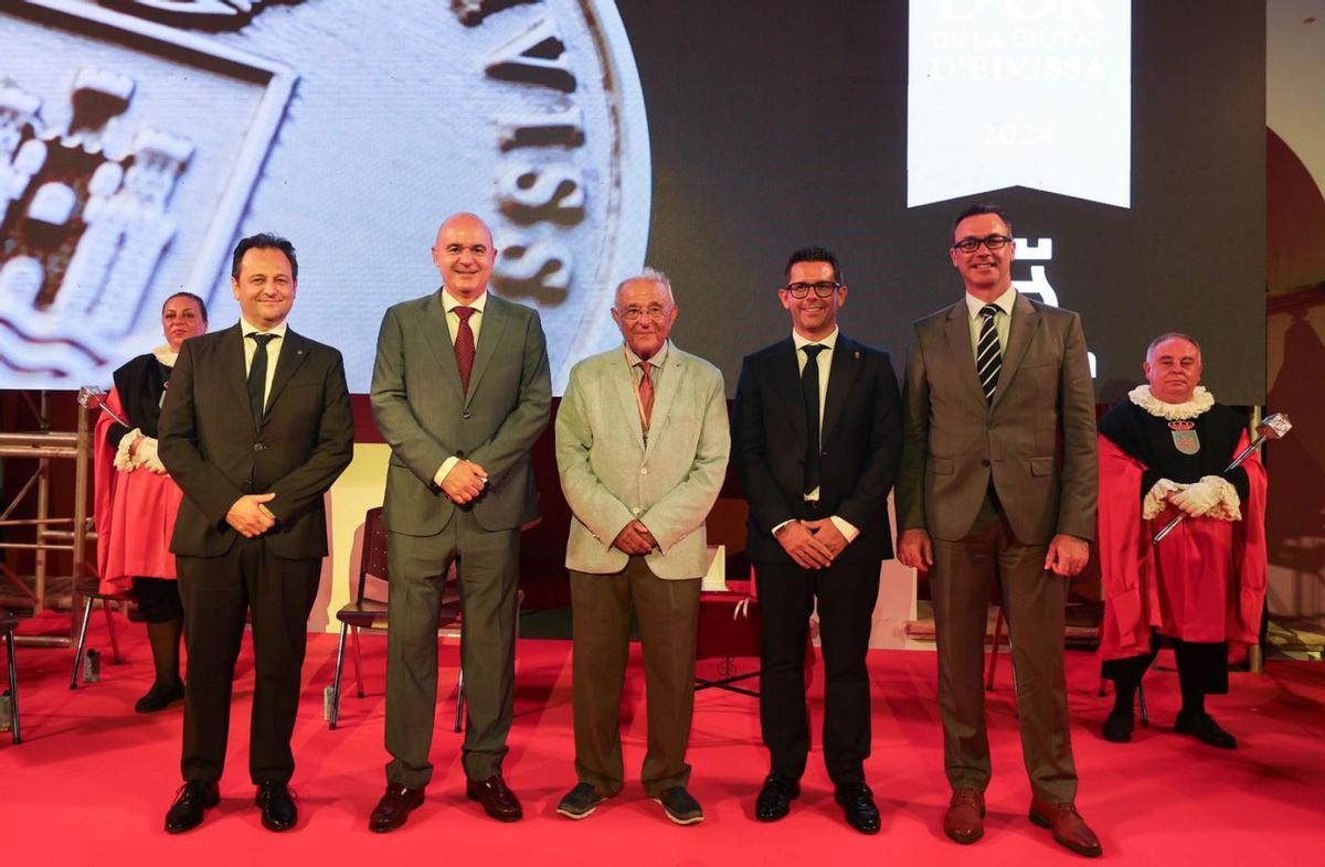 Pere Vilàs, en el centro de la imagen, aplaudido por toda la corporación municipal.  | TONI ESCOBAR
