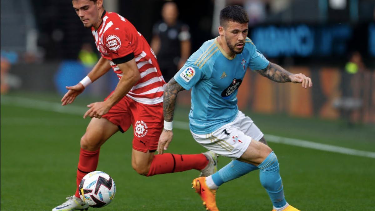 Carles Pérez disputando un balón