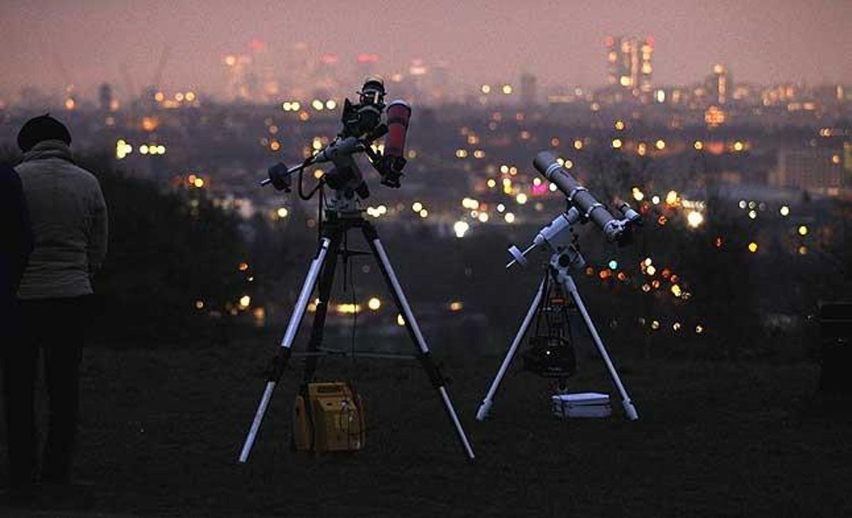 Telescopis preparats per captar l’eclipsi solar sobre Parliament Hill, amb el centre de Londres (Regne Unit) com a fons.