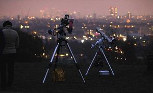 Telescopis preparats per captar l’eclipsi solar sobre Parliament Hill, amb el centre de Londres (Regne Unit) com a fons.