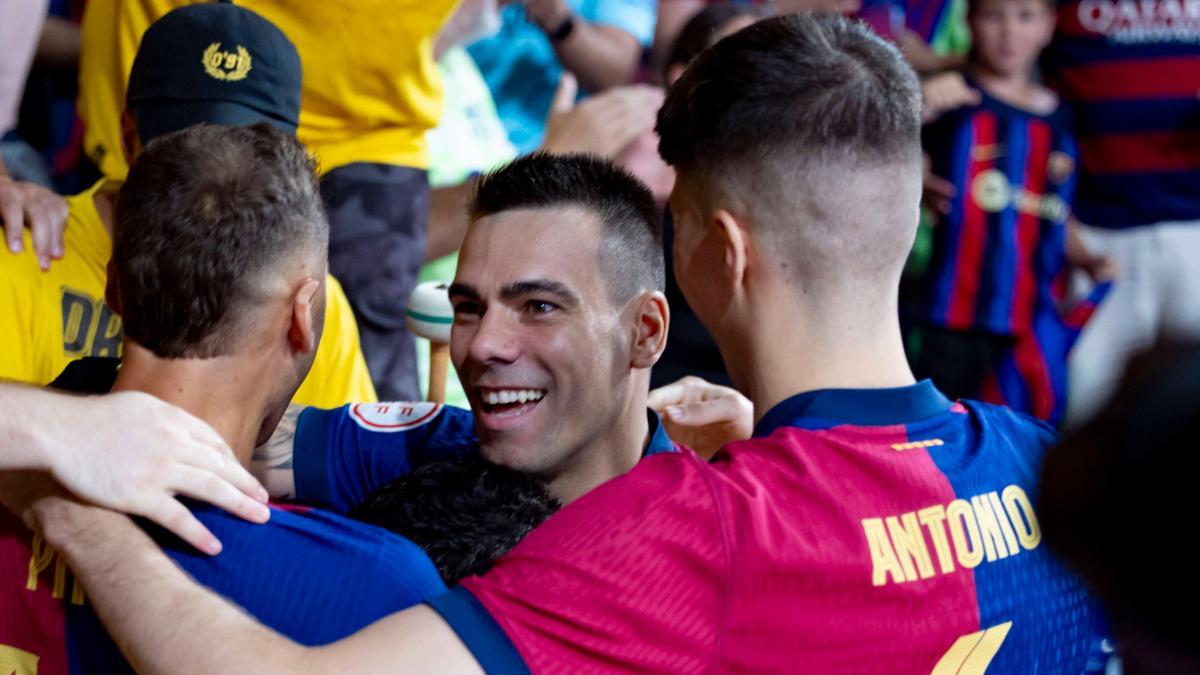 Sergio Lozano celebra un gol con Pito y con Antonio