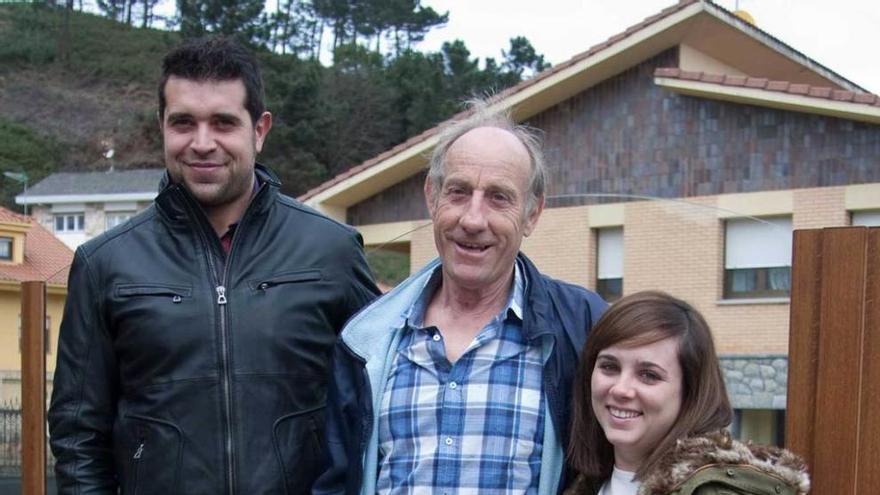 Carlos Manuel Rodríguez, Lolo Tamón y Goretti Alonso, ayer, en Perlora.