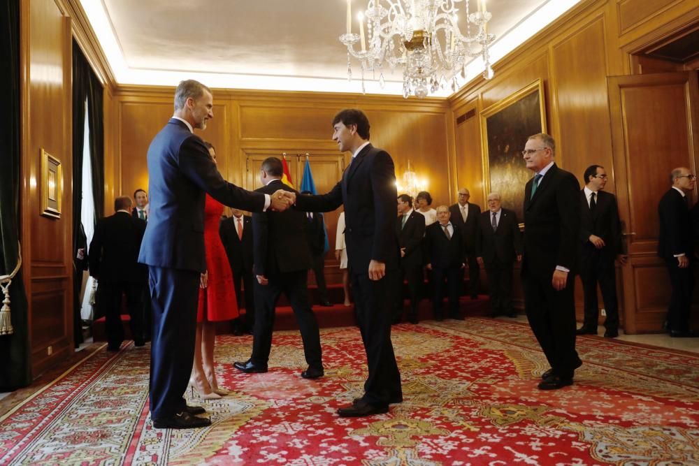 Los Reyes reciben los premiados con las Medallas de Oro de Asturias