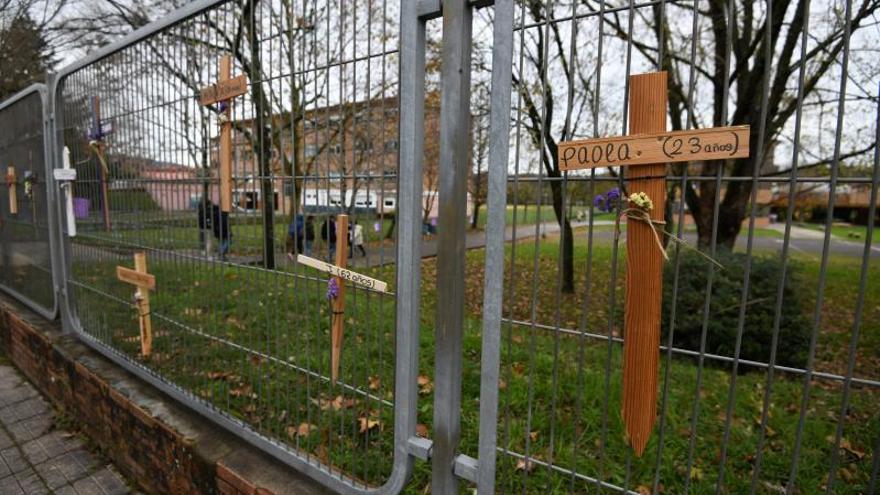 Cuces por las víctimas de la violencia machista en un centro escolar de Pontevedra. |   // GUSTAVO SANTOS