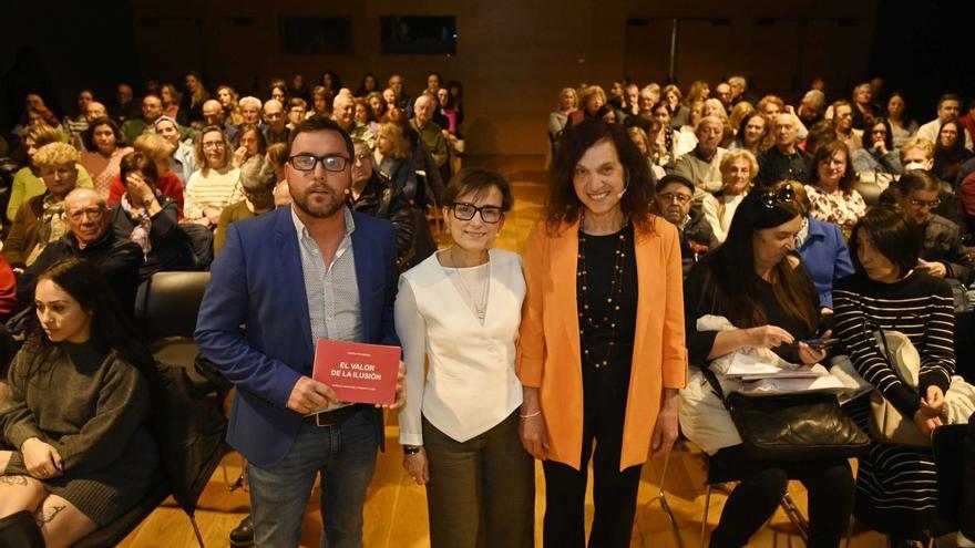 Lecina Fernández, en el centro, flanqueada
por Rubén Riós y Rosa Álvarez. | Pablo H. Gamarra
