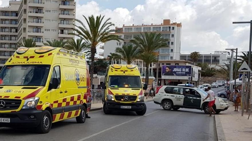 Imagen de archivo de dos ambulancias del 061 en la playa de es Pouet de Sant Antoni.