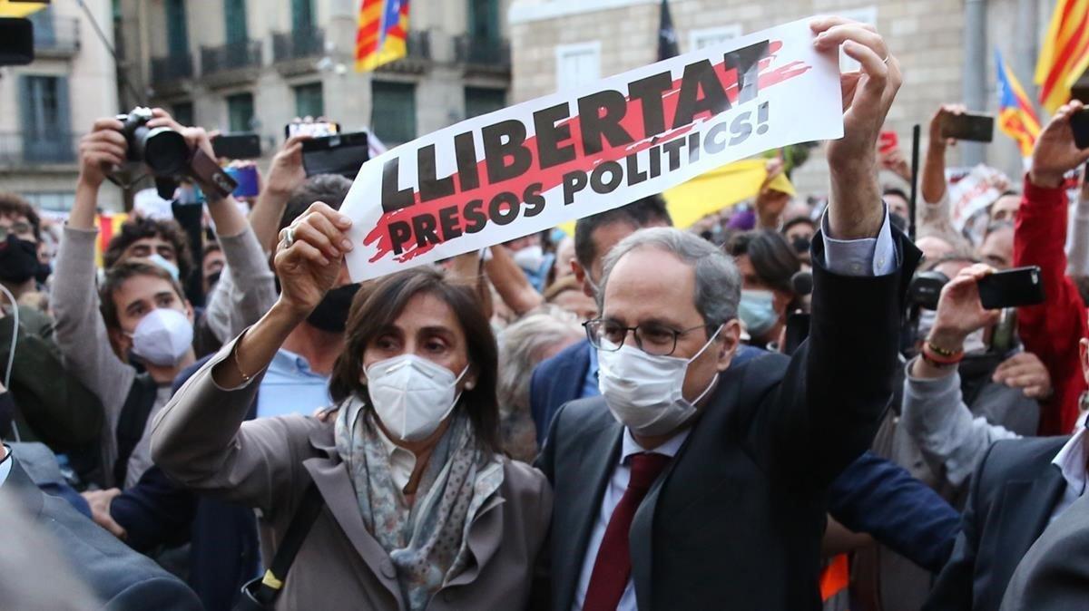 El ’president’ Quim Torra, y su mujer, Carola Miró, durante su paseo por la plaza de Sant Jaume de Barcelona.