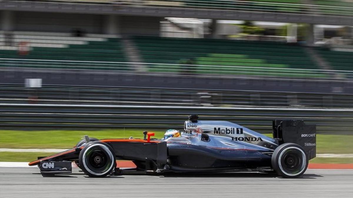 Fernando Alonso pilota el McLaren en el circuito de Sepang, en el que arrancará 18º.