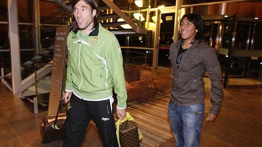 Mariano Pavone (Betis) i Brian Sarmiento (Girona) van aprofitar l&#039;arribada del Betis a l&#039;hotel per saludar-se efusivament.