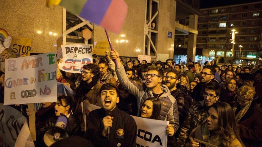 Manifestantes del colectivo LGTB, durante la protesta.