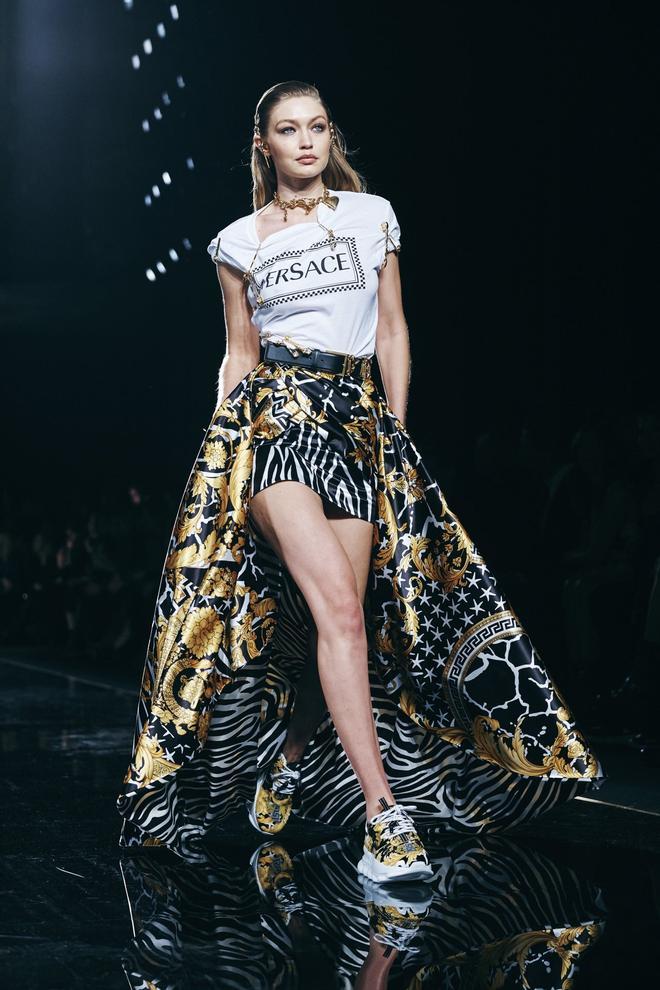 Gigi Hadid pisó fuerte en el desfile de Versace Pre Fall 2019