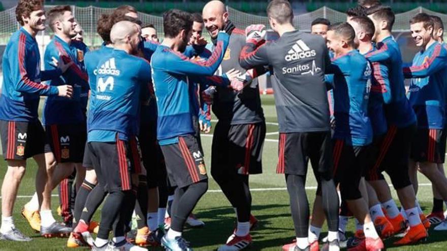 Los jugadores de la selección española bromean durante uno de los entrenamientos previos al choque.