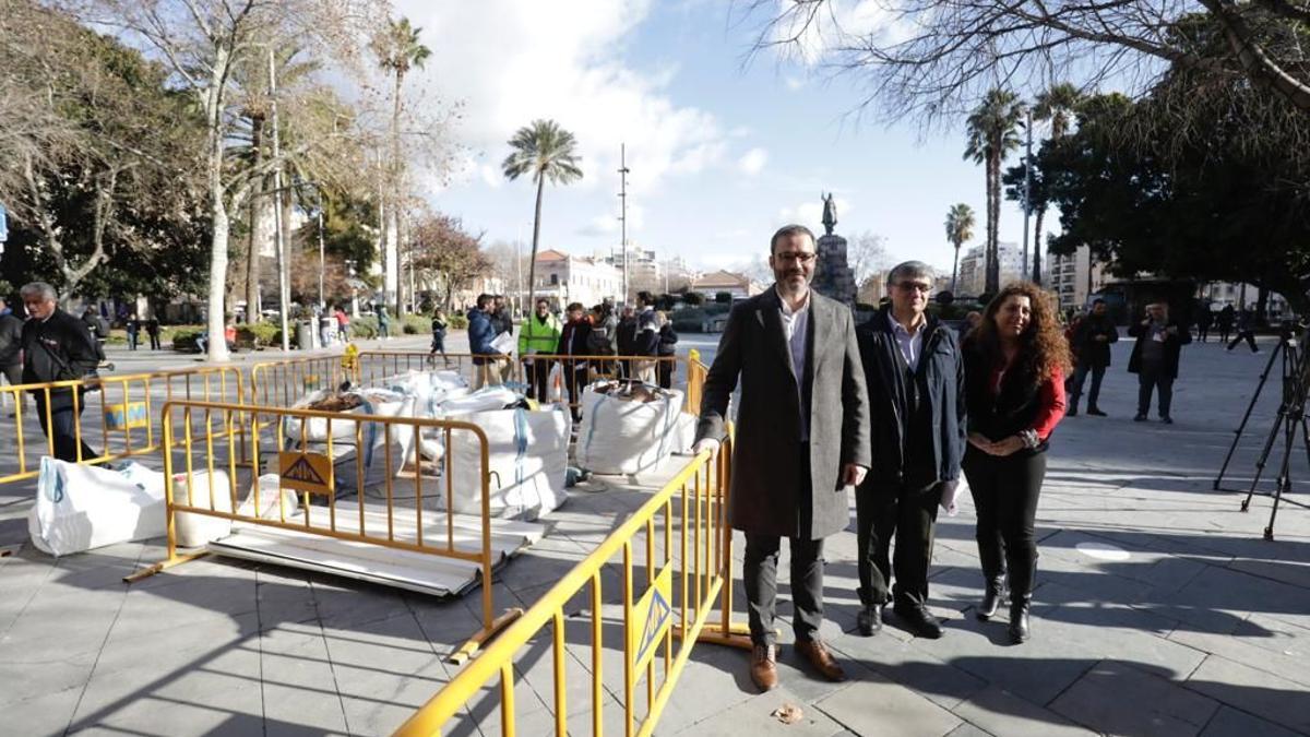 Stolz wie Bolle: Bürgermeister José Hila (li.) auf der Plaça d'Espanya.