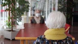 Ni "poco" ni de "forma controlada": los geriatras piden cero sujeciones a los mayores en residencias u hospitales