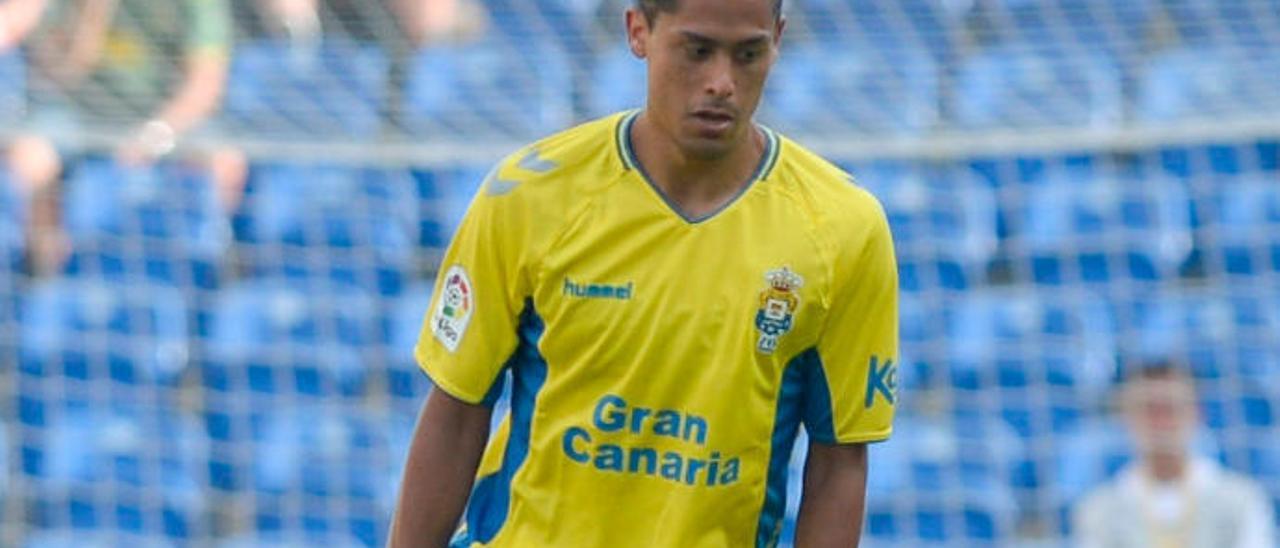 Mauricio Lemos, central de la UD Las Palmas, en acción durante el choque contra el Almería en septiembre.