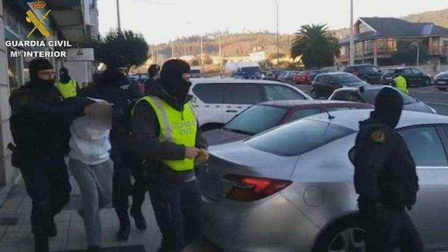 Momento en el que la Guardia Civil se llevó detenido a este argelino el pasado lunes en Arteixo.