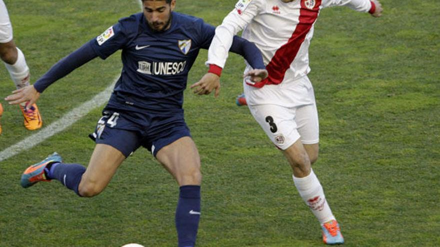 El malagueño Samu no estuvo acompañado de fortuna ante el conjunto rayista. En la imagen, con el lateral Nacho.