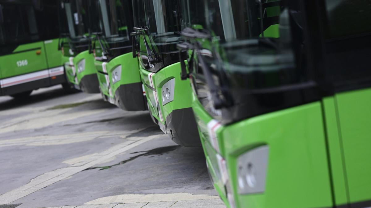 Archivo - Autobuses interurbanos en Majadahonda