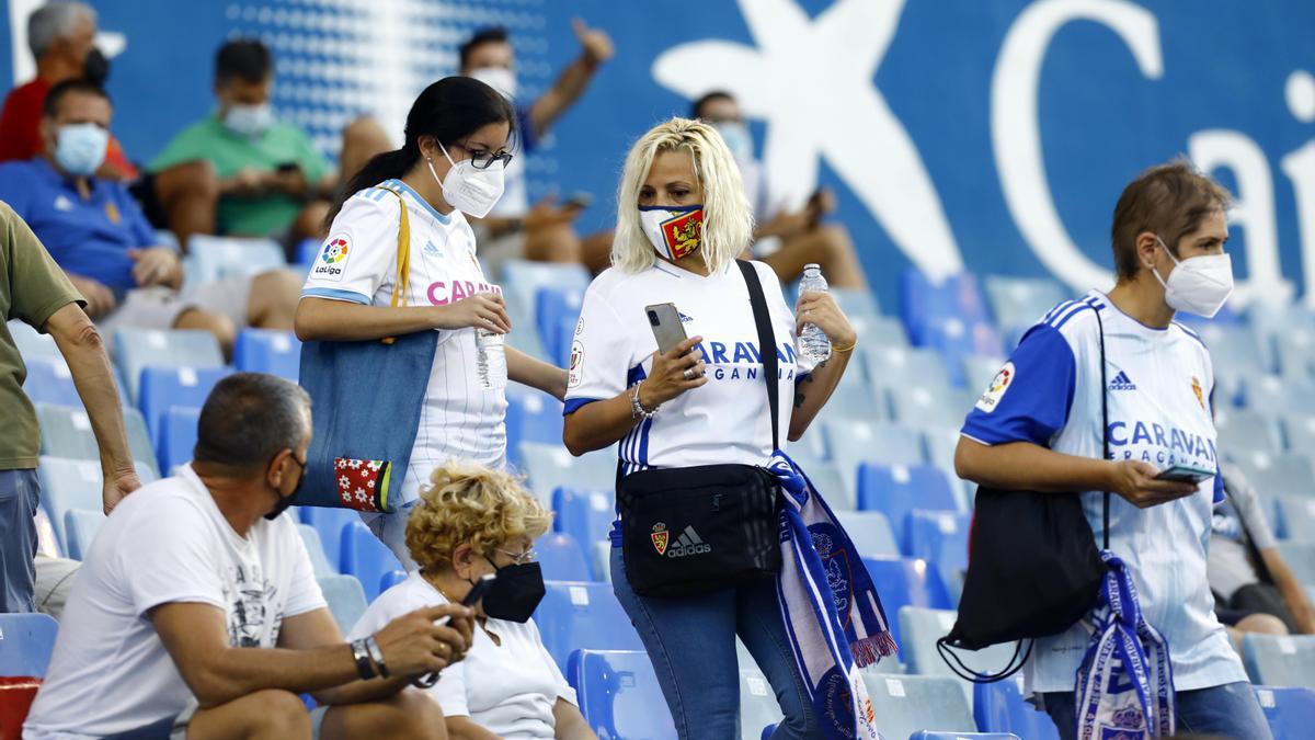 Varios aficionados del Real Zaragoza, en las gradas de La Romareda, el pasado miércoles en su regreso al estadio en el amistoso contra el Getafe.