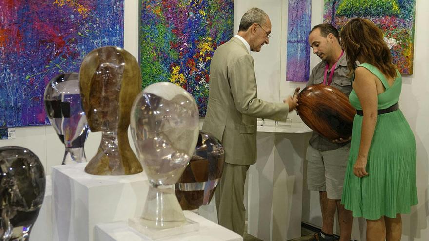 De la Torre se interesa en un estand de la feria de arte.