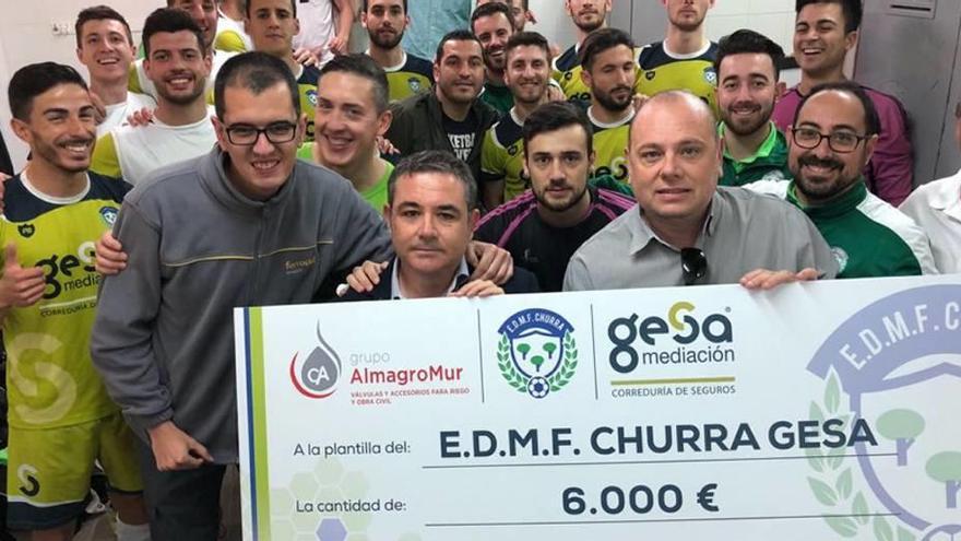 La plantilla posa con el cheque de 6.000 euros.