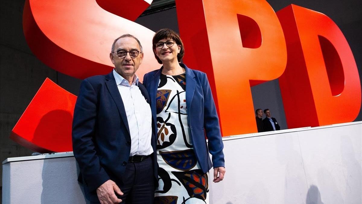 Saskia Esken (derecha) y Norbert Walter-Borjans, nuevos líderes del SPD.