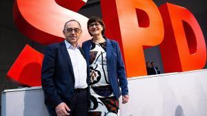 Saskia Esken (derecha) y Norbert Walter-Borjans, nuevos líderes del SPD.