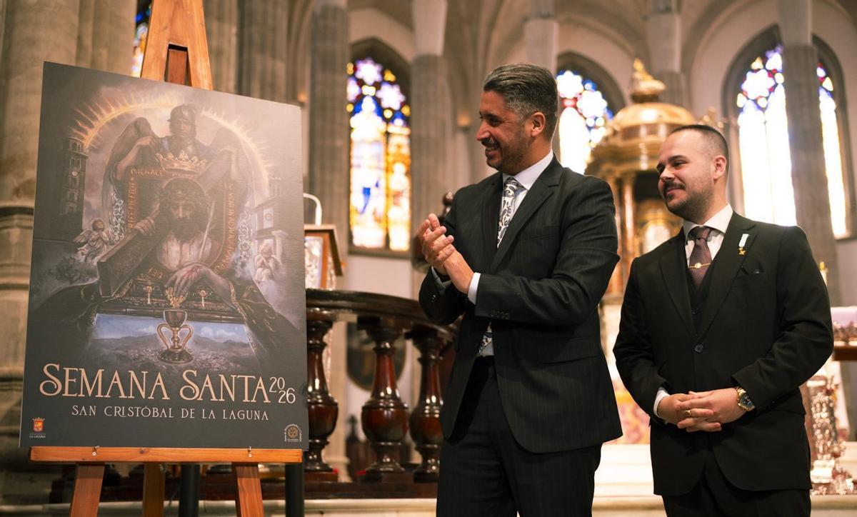 El alcalde, Luis Yeray Gutiérrez, y el autor del cartel, Ismael Francisco Sánchez, ayer. | E.D.