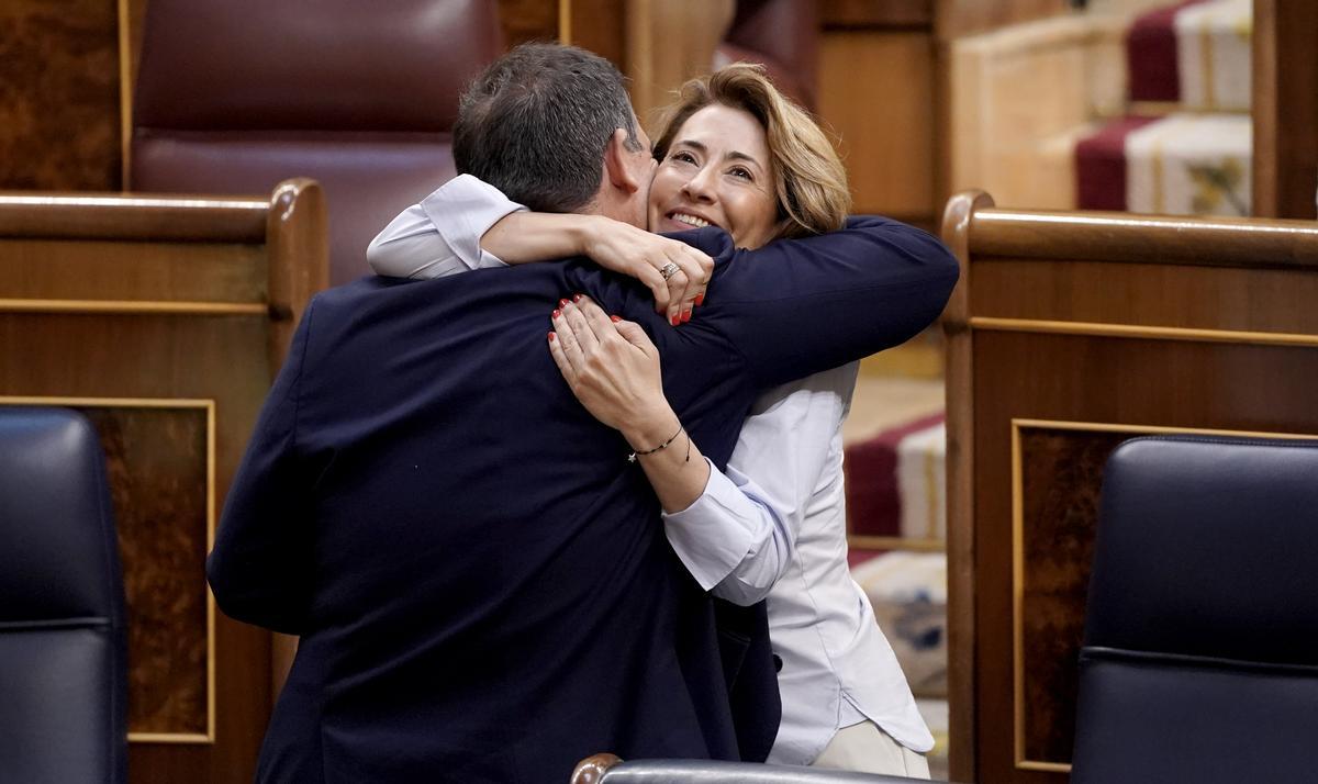 La ministra Raquel Sánchez abraza al diputado José Luis Ramos Rodríguez.