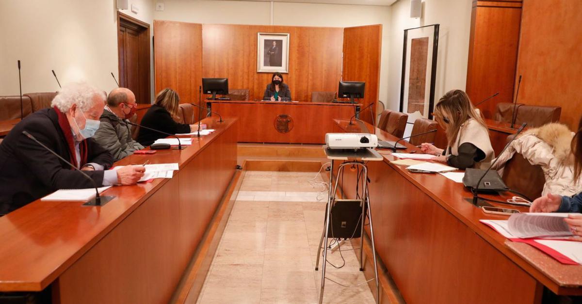 Raquel Ruiz (al fondo) presenta el anteproyecto de presupuestos de 2022 a la oposición.