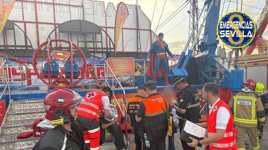 Cuatro heridos al romperse la cuerda de la atracción del 'Tirachinas' de la Feria de Sevilla