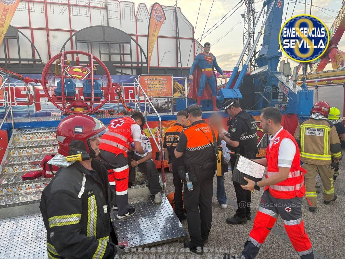 Cuatro heridos al romperse la cuerda de la atracción del 'Tirachinas' de la Feria de Sevilla