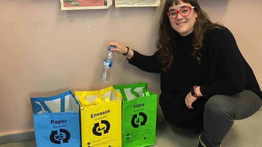 La Oficina de Sostenibilidad regala bolsas para reciclar en casa -  Levante-EMV