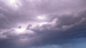 Nubes con descarga de algún rayo y a punto de ponerse a llover.