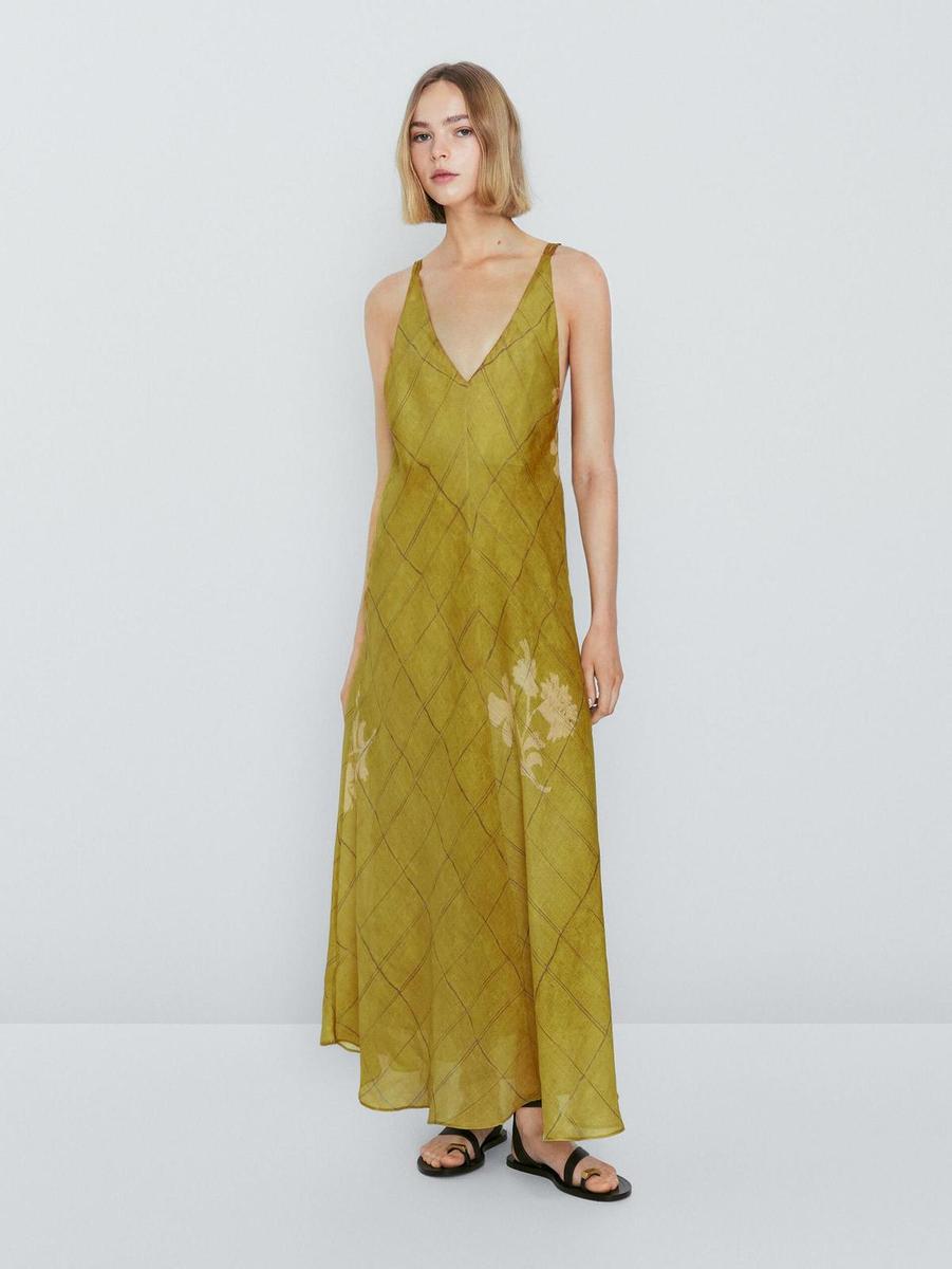 Vestido largo de invitada de tirantes con estampado de cuadros de Massimo Dutti