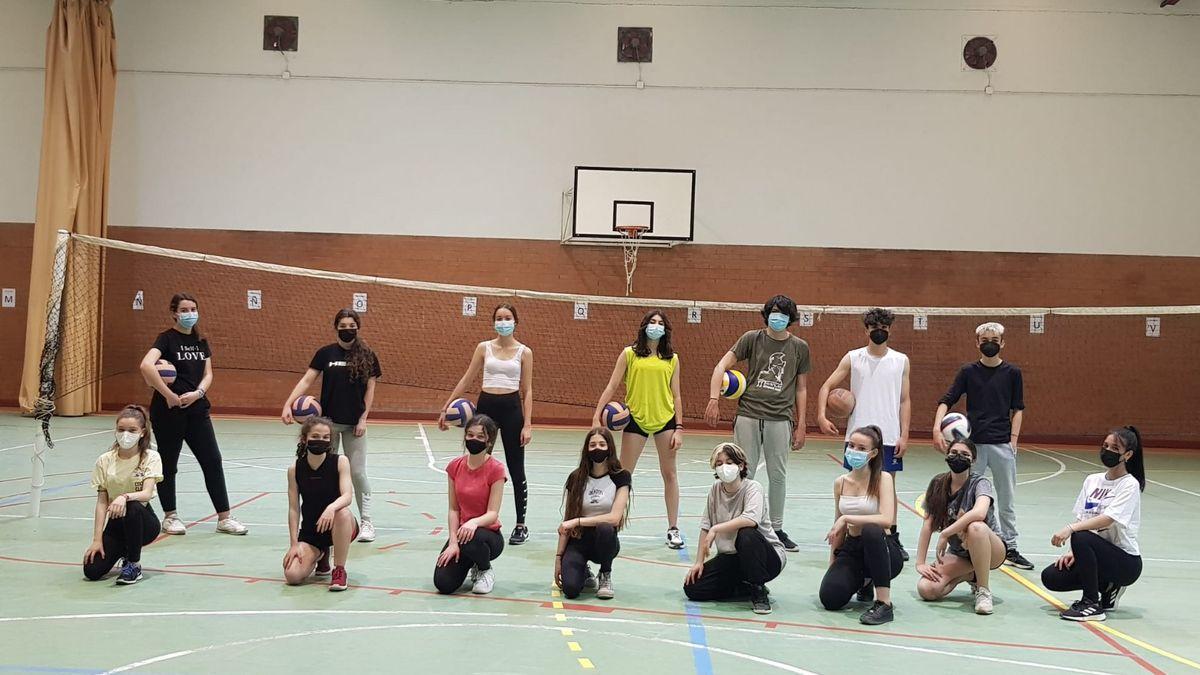 Parte del material nuevo también se destinará a la escuela municipal de voleibol de Navalmoral.