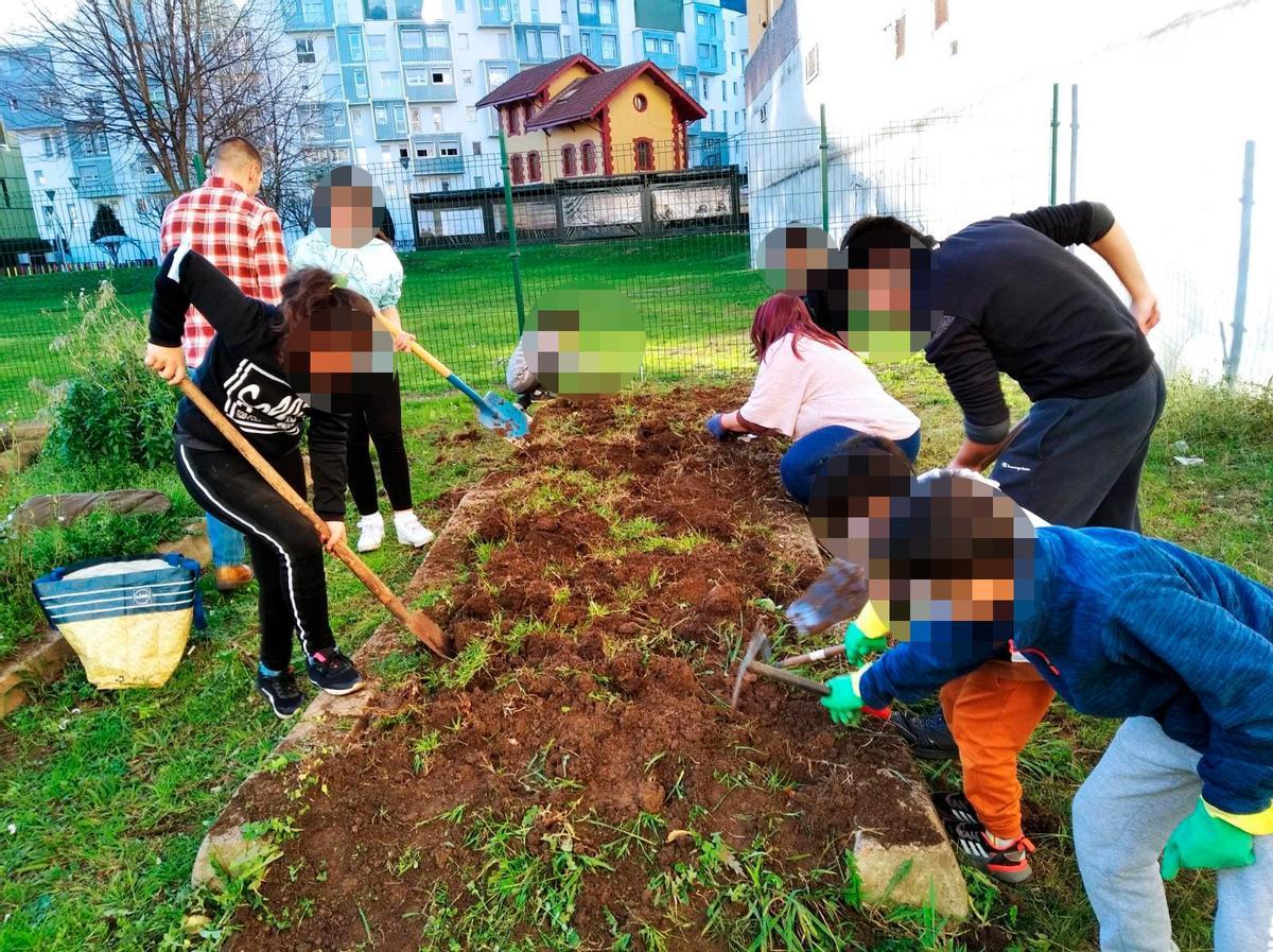 Niños de la Fundación Siloé, en el ecohuerto de la Mayacina.
