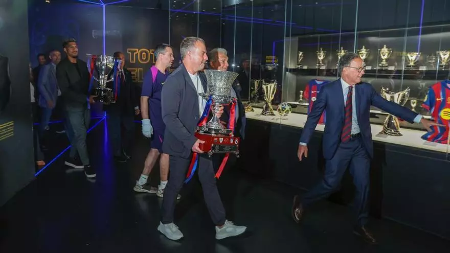 Hansi Flick y Ronald Araujo, entregan al Museo del FC Barcelona los trofeos cosechados esta temporada